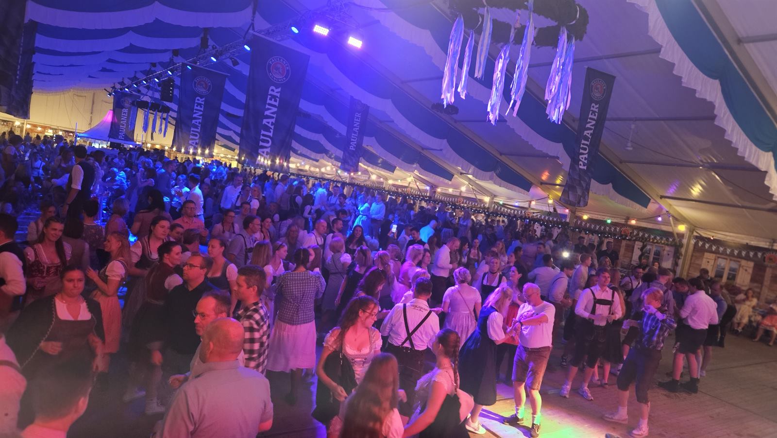 Volles Festzelt am Abend