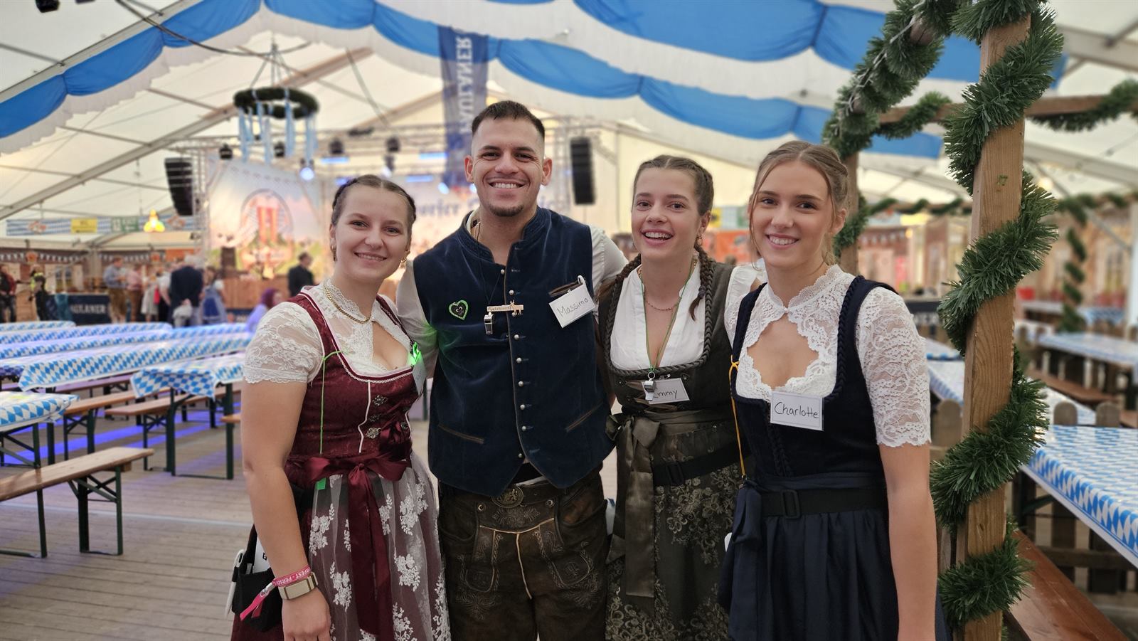 Service-Team in Tracht